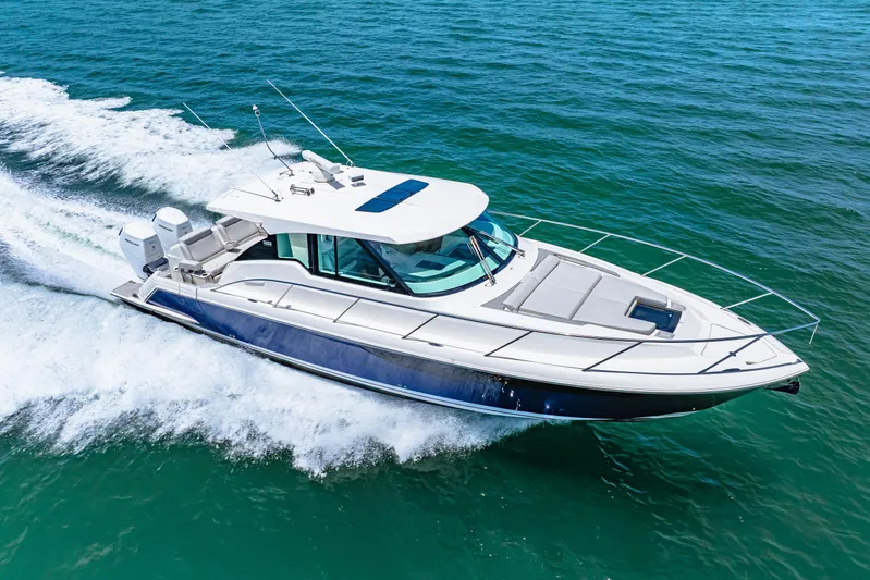  Yacht Photos Pics 2022 Tiara Yachts 43 LE cruising on open water, showcasing sleek design and performance.
