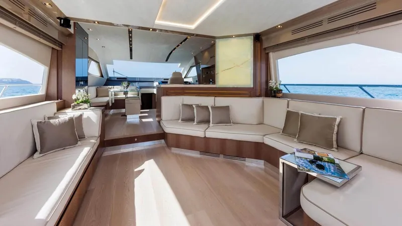  Yacht Photos Pics 14 Saloon