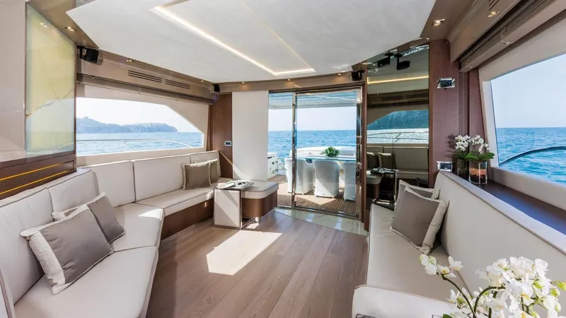  Yacht Photos Pics 15 Saloon