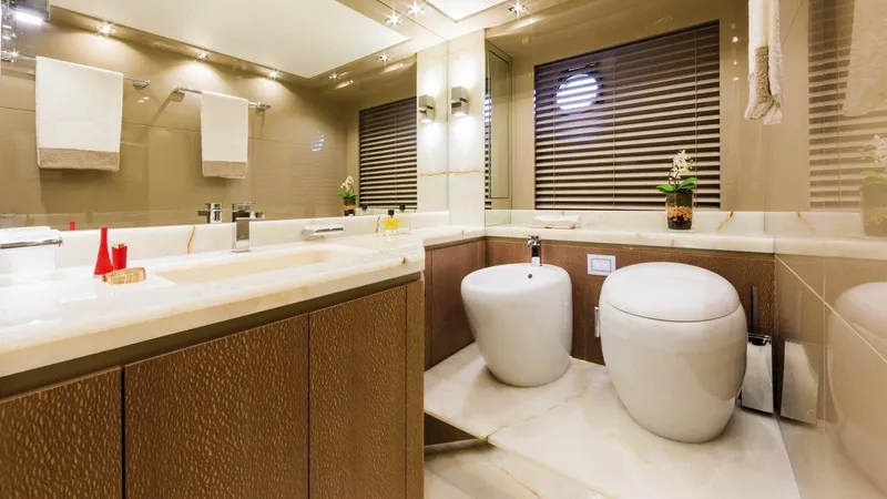  Yacht Photos Pics 19 Master Toilette