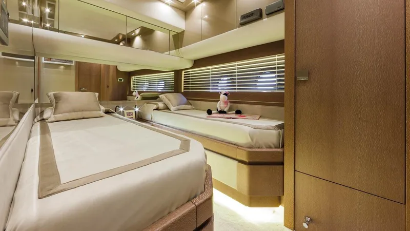  Yacht Photos Pics 24 Guest cabin