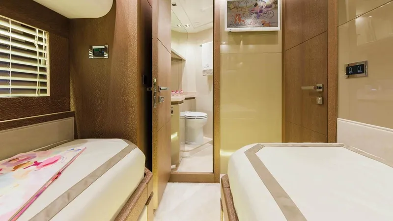  Yacht Photos Pics 25 Guest cabin