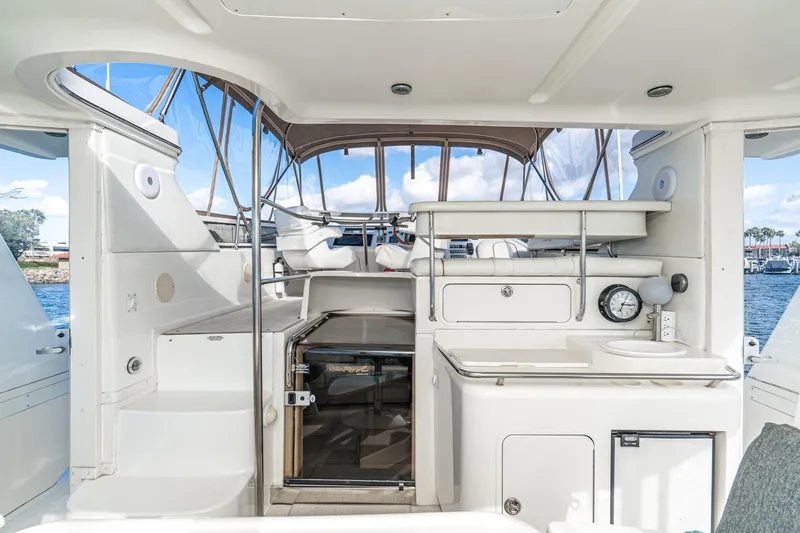 Free Spirit Yacht Photos Pics 1998 Sea Ray 420 Aft Cabin yacht interior with helm, seating, and ocean view.