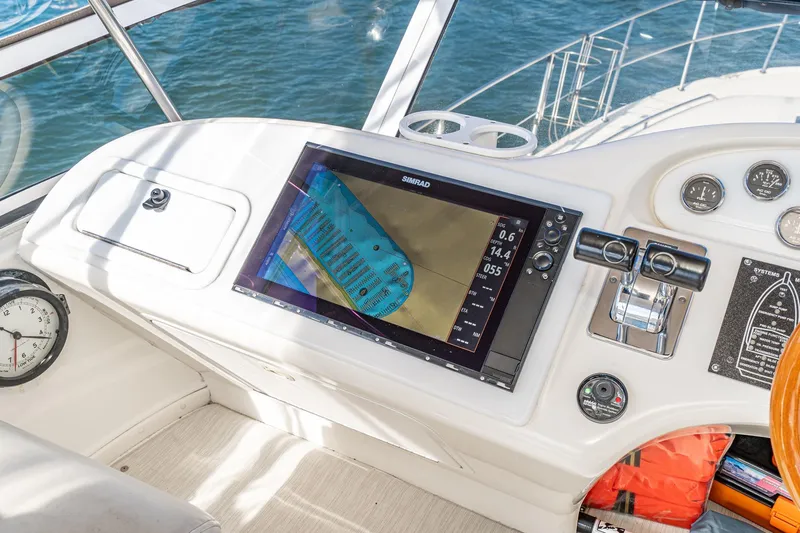 Free Spirit Yacht Photos Pics Cockpit of 1998 Sea Ray 420 Aft Cabin with navigation display and controls.