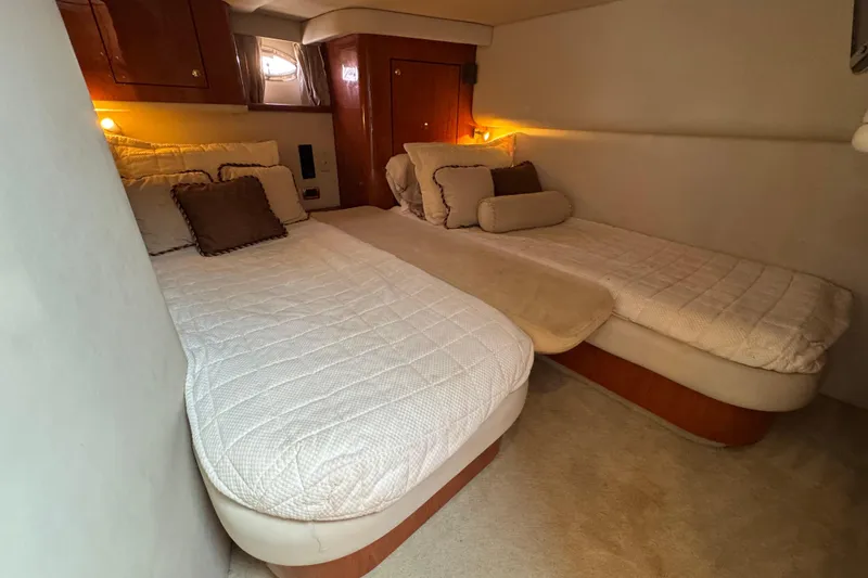 Go Girl Yacht Photos Pics Luxurious cabin interior of 2001 Sea Ray 510 Sundancer with twin beds and elegant decor.