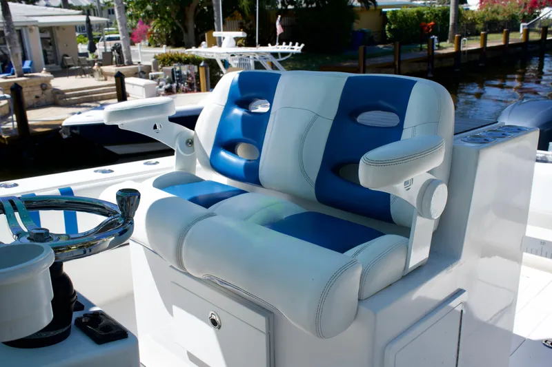Mh3 Yacht Photos Pics Contender 32 MH3 - Helm Seat