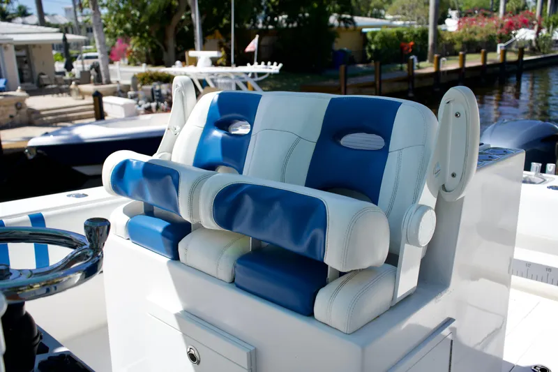 Mh3 Yacht Photos Pics Contender 32 MH3 - Helm Seat