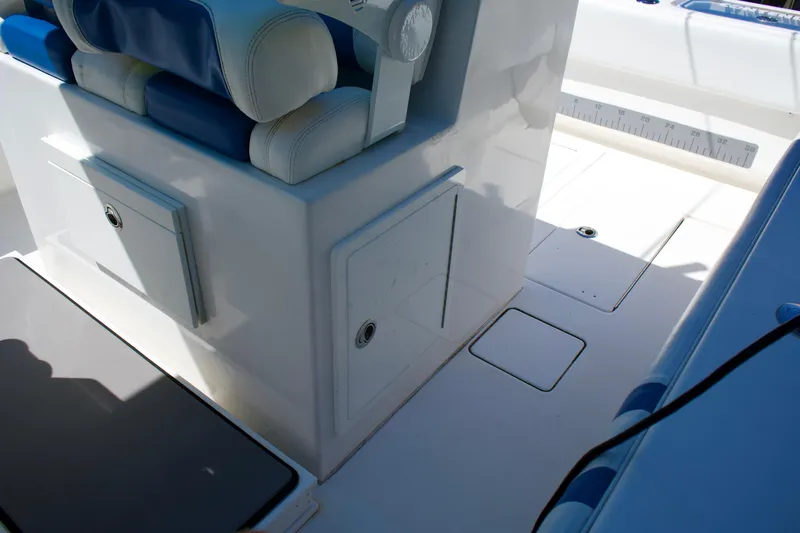 Mh3 Yacht Photos Pics Contender 32 MH3 - Deck Equipment