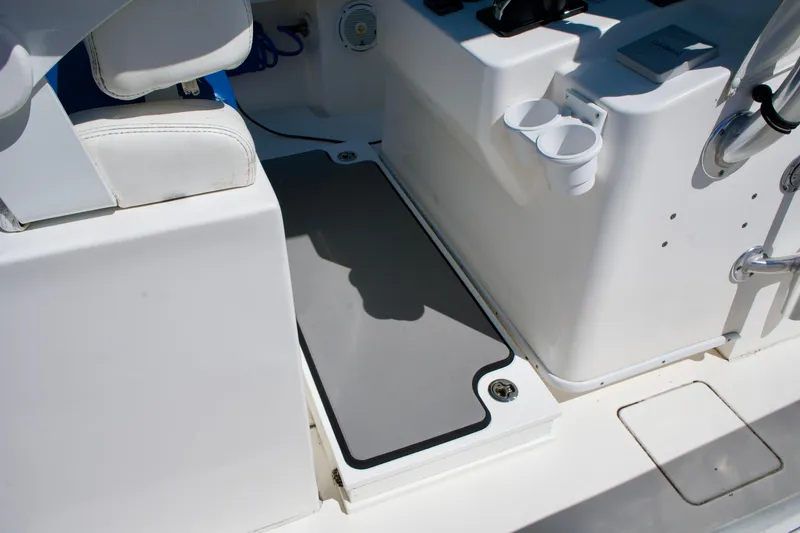 Mh3 Yacht Photos Pics Contender 32 MH3 - Deck Equipment