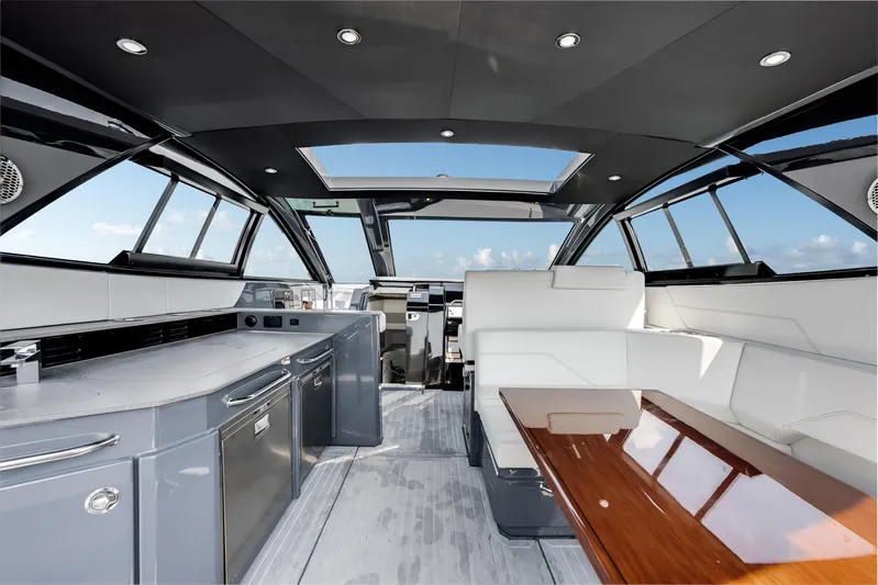  Yacht Photos Pics Interior of 2023 Cruisers Yachts 42 GLS OB, featuring modern design and luxurious seating.