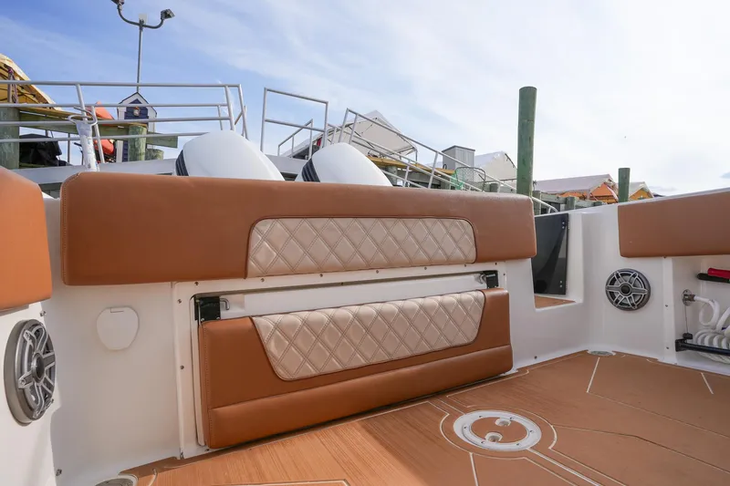  Yacht Photos Pics 2000 Hydra-Sports 2796 Vector boat interior with tan and white seating.