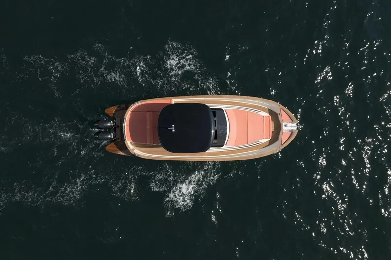 Donna Kia Yacht Photos Pics Top view of 2023 Apreamare GOZZO 35 boat cruising on water.