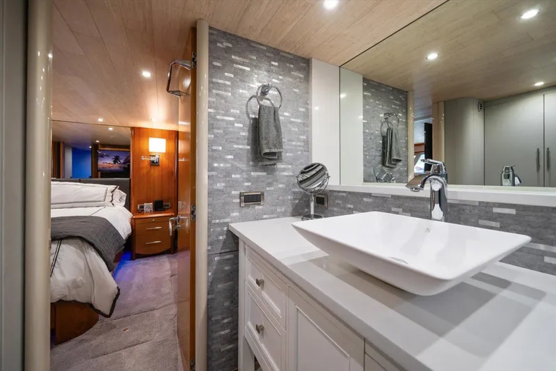 By Residual Yacht Photos Pics 