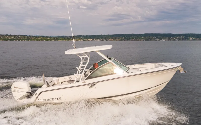  Yacht Photos Pics 2021 Blackfin 252DC boat cruising on open water, side view.