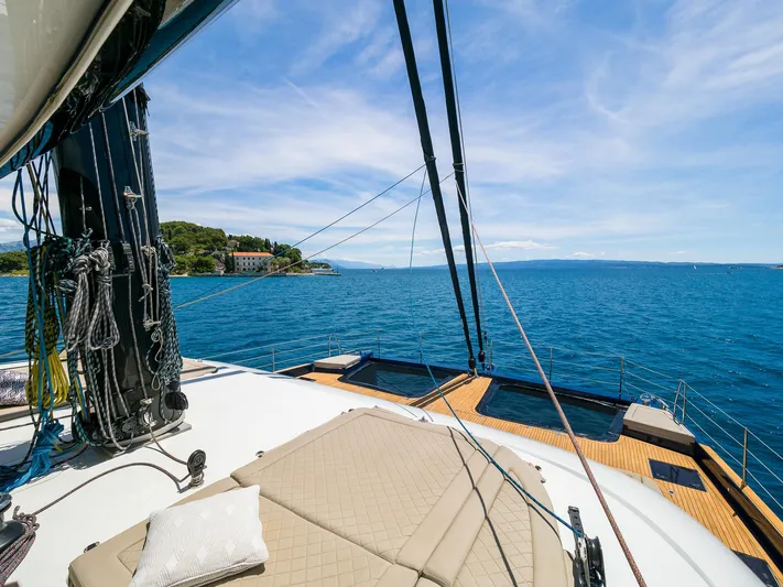 Dessus Yacht Photos Pics Luxurious Sunreef 60 yacht deck with ocean view, 2022 model.