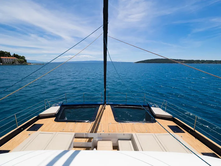 Dessus Yacht Photos Pics Luxurious Sunreef 60 yacht deck with ocean view, 2022 model.