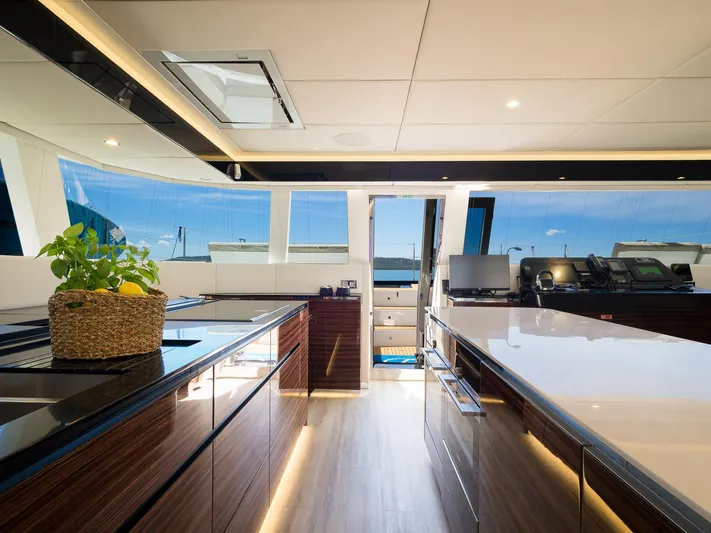 Dessus Yacht Photos Pics 