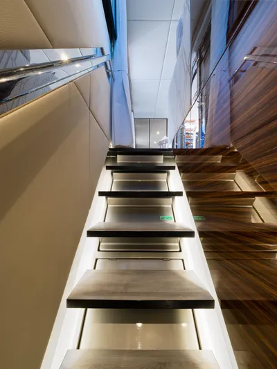 Dessus Yacht Photos Pics 