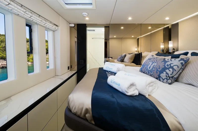 Dessus Yacht Photos Pics 