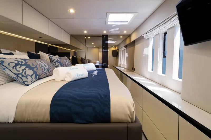 Dessus Yacht Photos Pics 