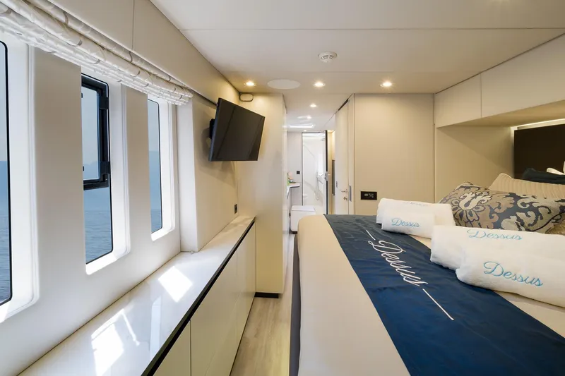 Dessus Yacht Photos Pics 