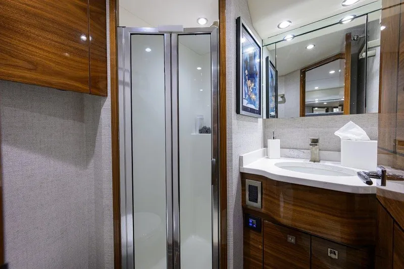 Twin Reels Yacht Photos Pics Viking 68 Twin Reels - Crew Head