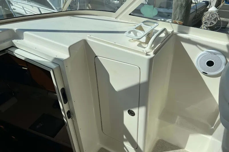  Yacht Photos Pics 2007 Henriques 42 Express boat interior with cup holders and speaker.