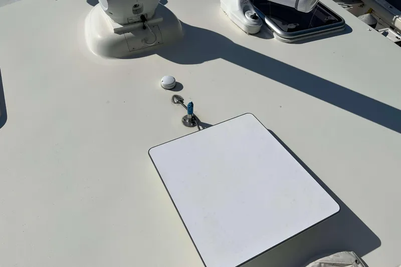  Yacht Photos Pics 2007 Henriques 42 Express boat deck with hatch and fixtures.