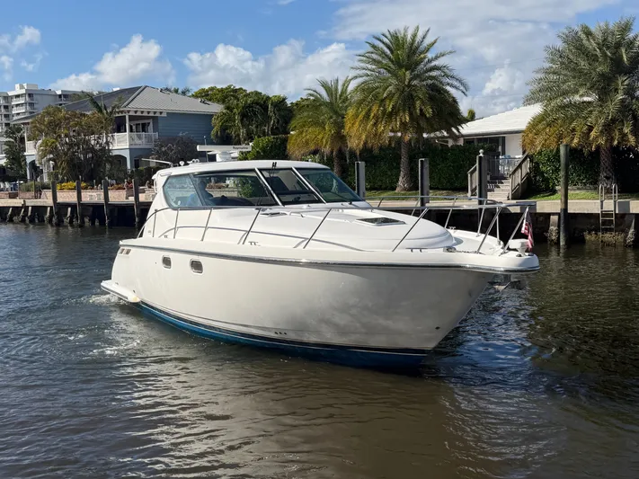  Yacht Photos Pics 2006 Tiara Yachts 4300 Sovran on water with palm trees.