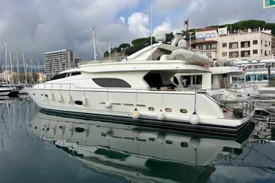 2002 Ferretti Yachts 810