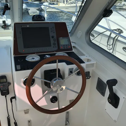 Intermission Yacht Photos Pics 2006 Back Cove 29 boat helm with steering wheel and navigation equipment.