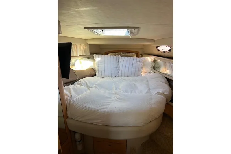 Knot For Sail Yacht Photos Pics Cozy bedroom interior of 1997 Sea Ray 450 Sundancer yacht with plush bedding.