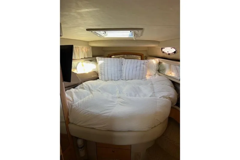 Knot For Sail Yacht Photos Pics Cozy bedroom interior of 1997 Sea Ray 450 Sundancer yacht with skylight and plush bedding.