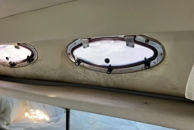 Knot For Sail Yacht Photos Pics 1997 Sea Ray 450 Sundancer cabin windows with oval design and interior view.