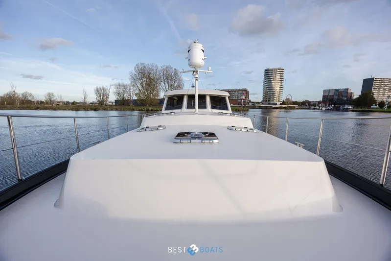  Yacht Photos Pics 2017 Linssen Grand Sturdy 470 Wheelhouse yacht on calm water, urban skyline background.