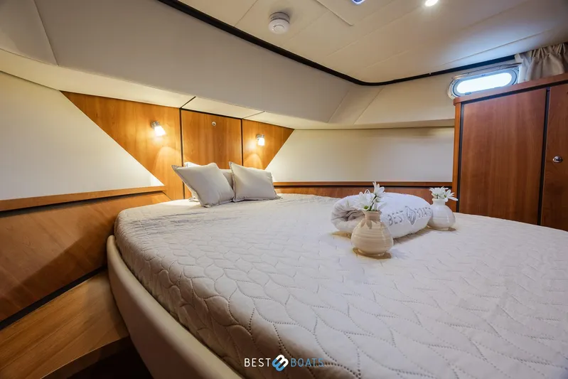  Yacht Photos Pics Luxurious cabin interior of 2017 Linssen Grand Sturdy 470 Wheelhouse yacht.