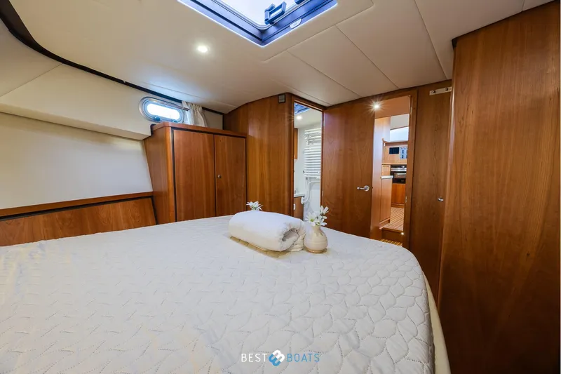  Yacht Photos Pics Luxurious cabin interior of 2017 Linssen Grand Sturdy 470 Wheelhouse yacht.