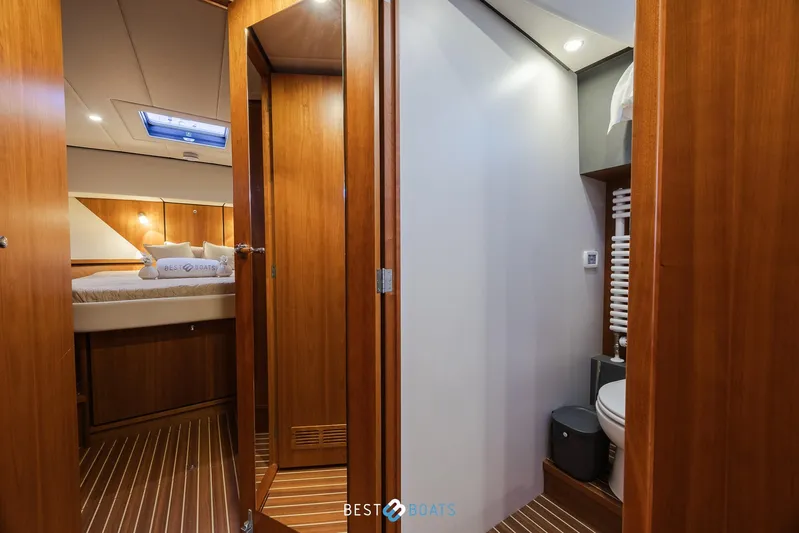  Yacht Photos Pics Interior of 2017 Linssen Grand Sturdy 470 Wheelhouse, featuring bedroom and bathroom.