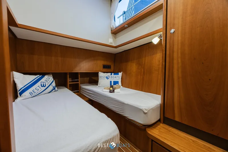  Yacht Photos Pics Interior cabin of 2017 Linssen Grand Sturdy 470 Wheelhouse with twin beds and wooden finish.