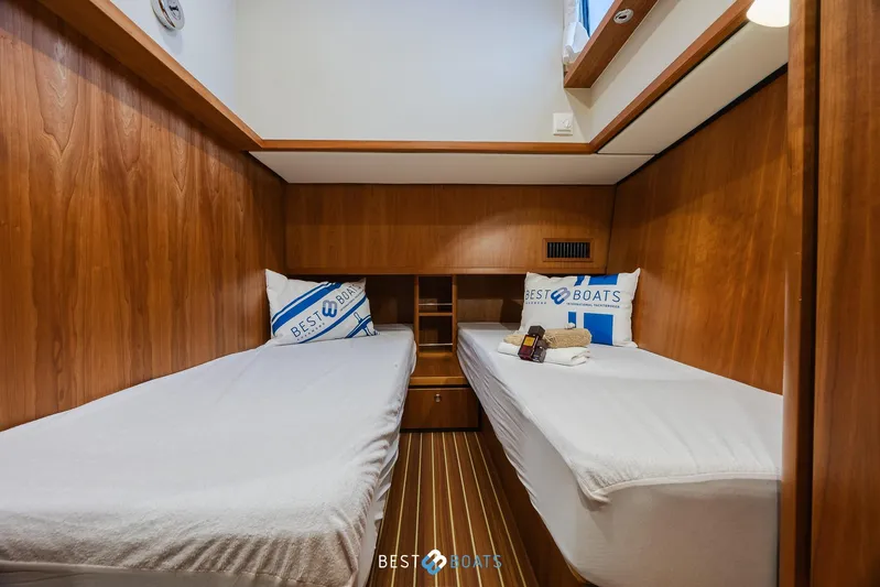  Yacht Photos Pics Luxurious cabin interior of 2017 Linssen Grand Sturdy 470 Wheelhouse yacht.