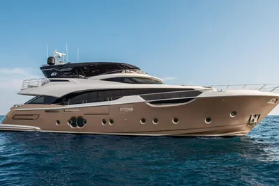 Monte Carlo Yachts Flybridge