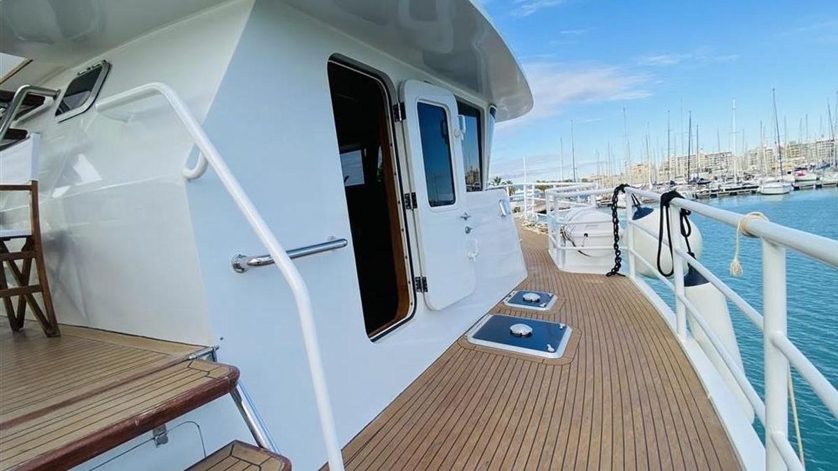 2005 Explorer Motor Yachts 94 