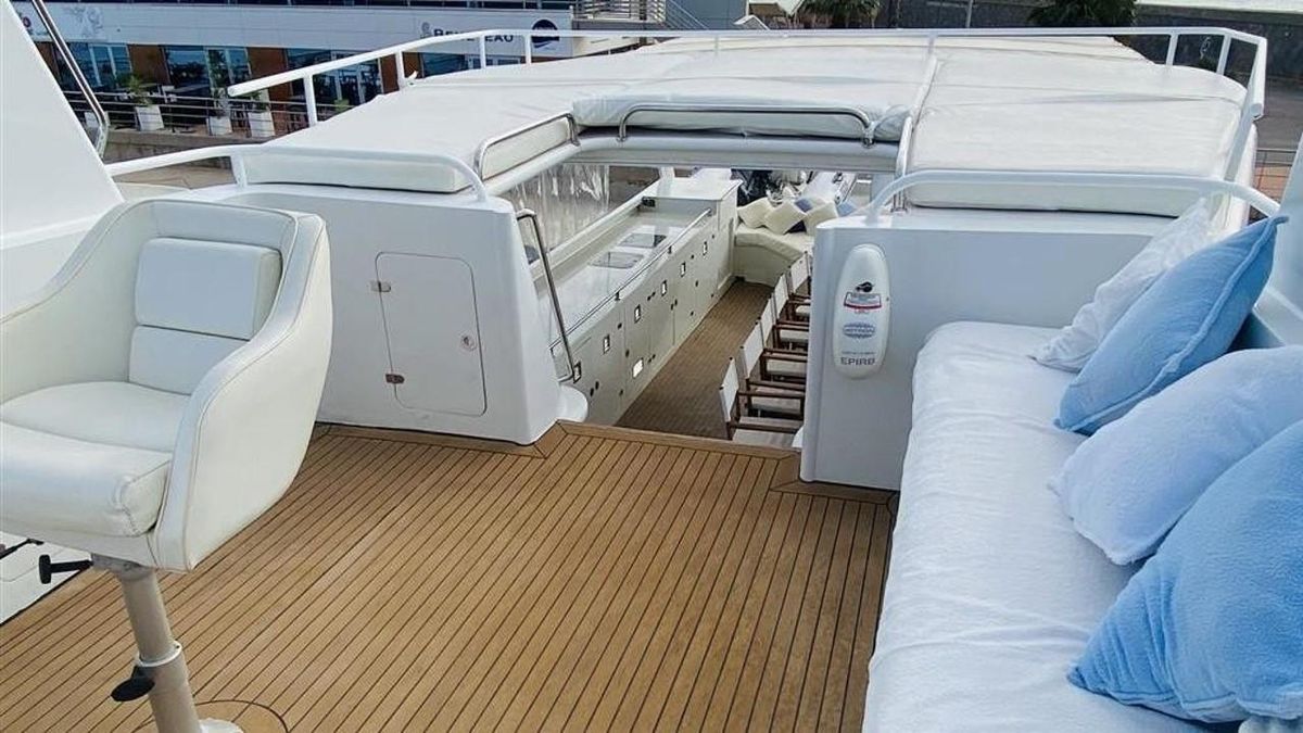 2005 Explorer Motor Yachts 94 