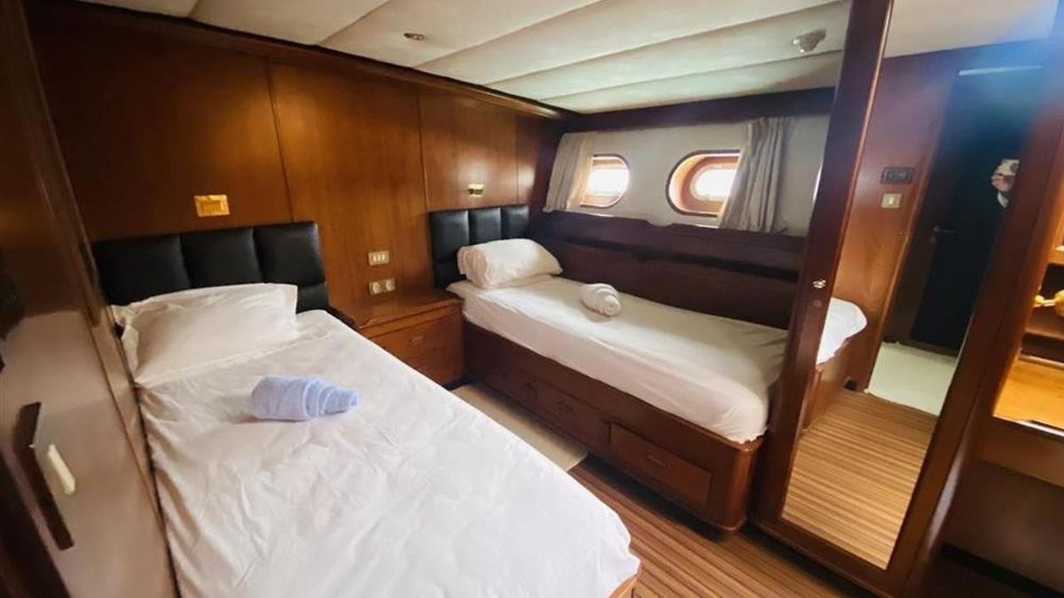 2005 Explorer Motor Yachts 94 