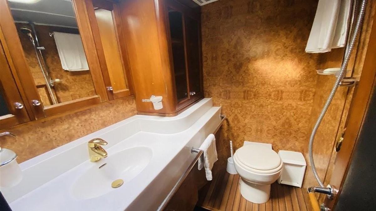 2005 Explorer Motor Yachts 94 