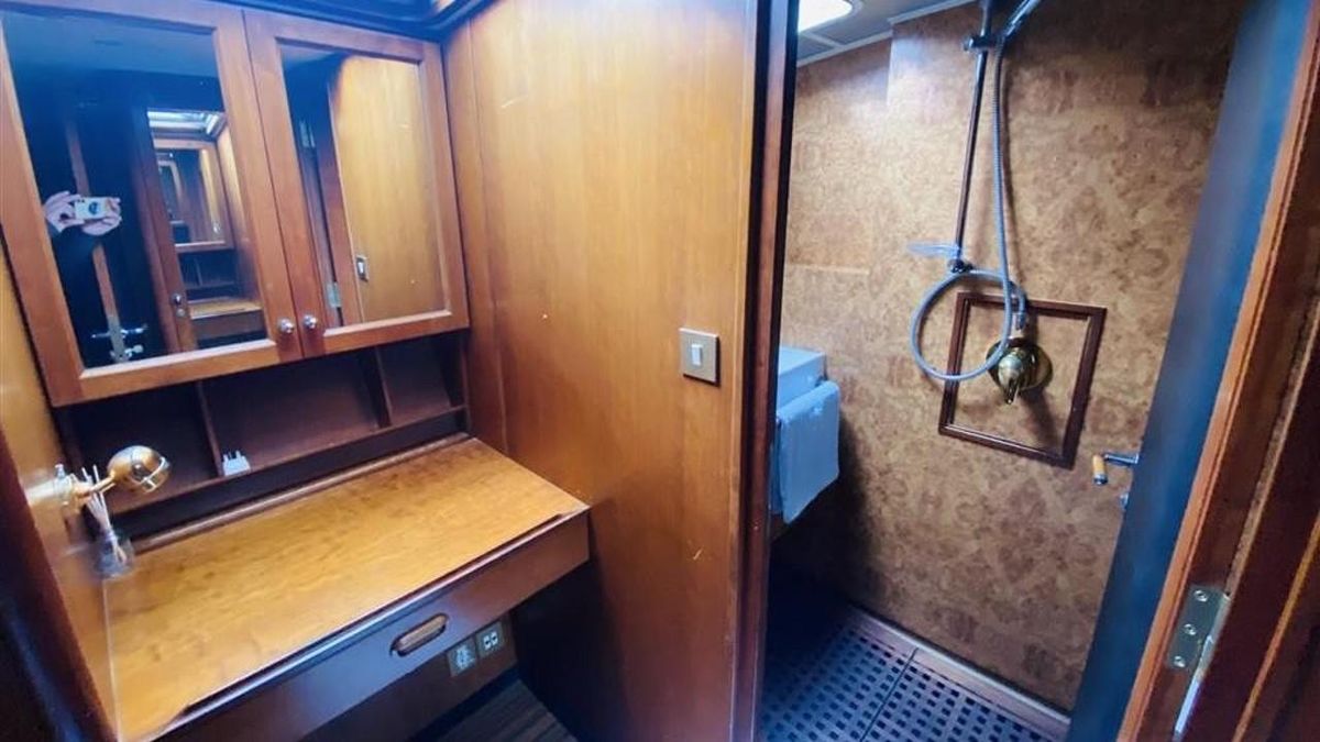 2005 Explorer Motor Yachts 94 