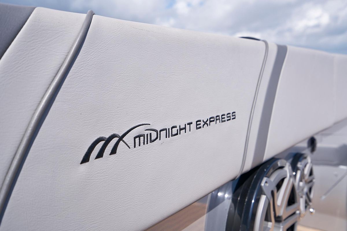 2018 Midnight Express 43 
