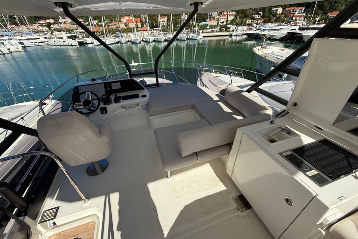 2024 Prestige 49 
