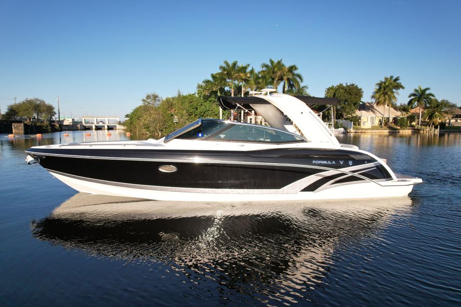 2015 Formula 330 Crossover Bowrider