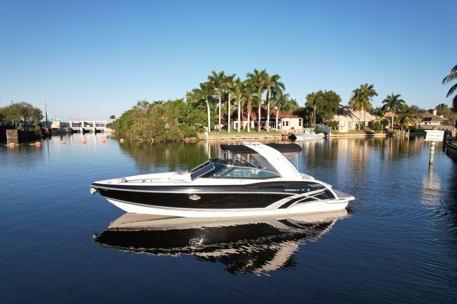 2015 Formula 330 Crossover Bowrider